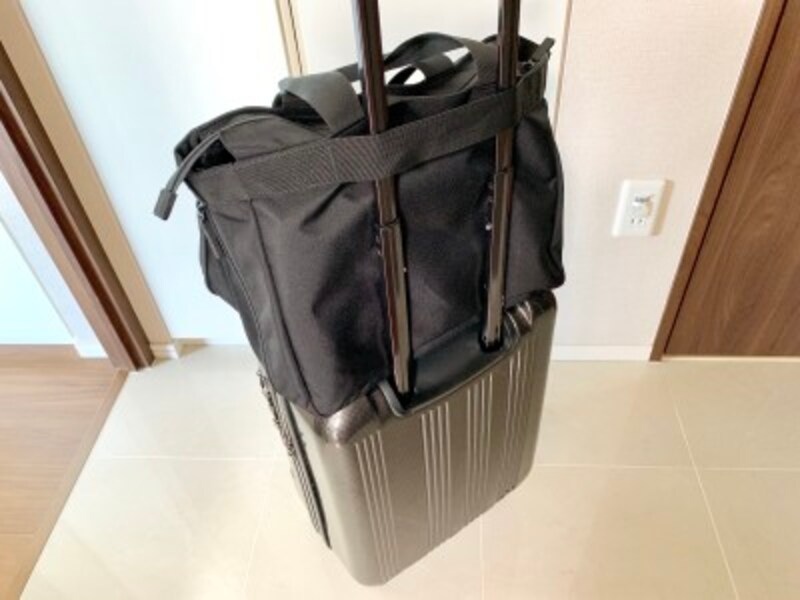 スーツケースの持ち手の部分にしっかりと固定できる箇所がある