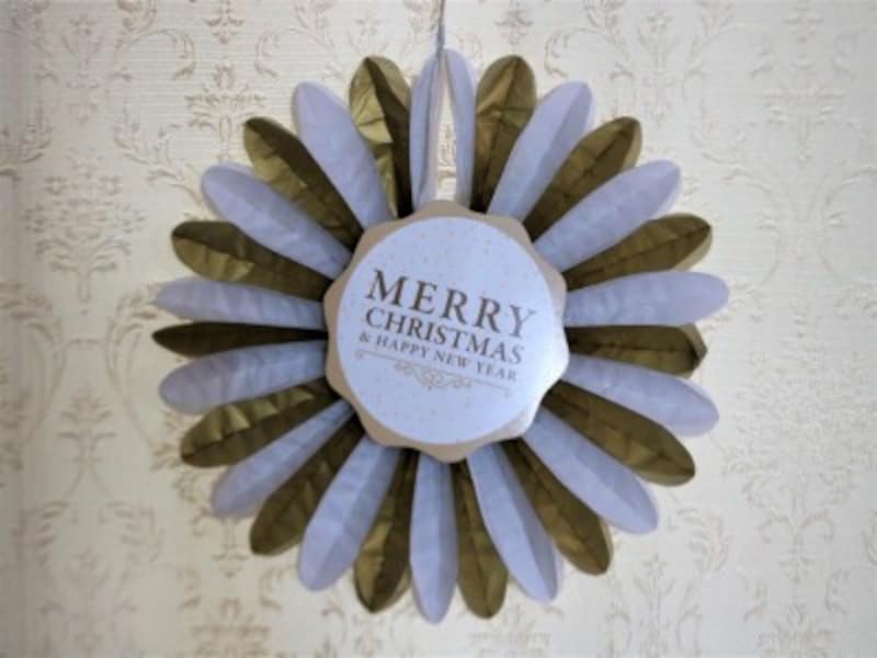 ダイソー・クリスマスペーパーファン（クラシック）落ち着きのあるゴールドの飾りです。