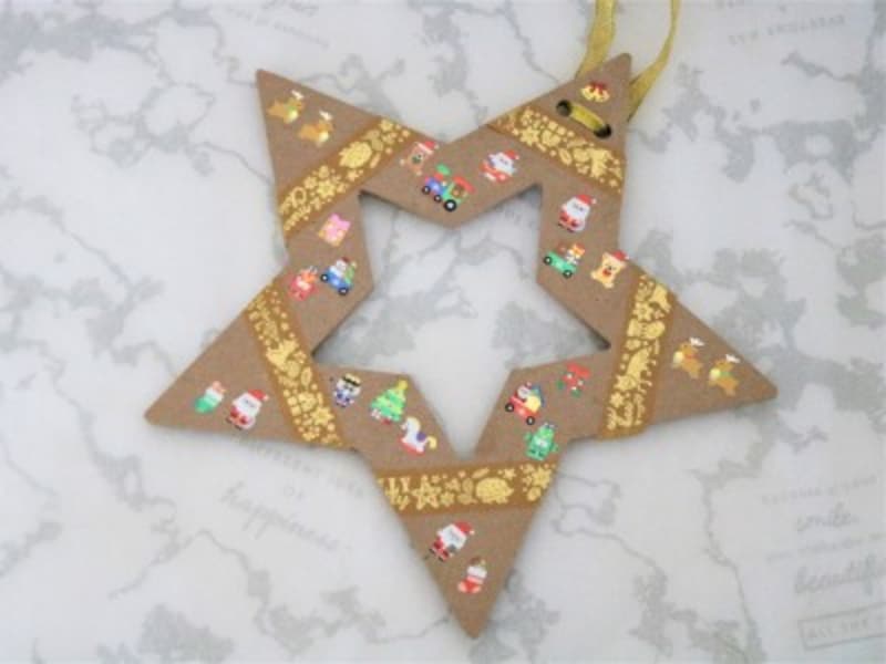 キャンドゥ・木製クリスマスリース用フレーム（スター）クリスマスのシールを貼ってみましょう。