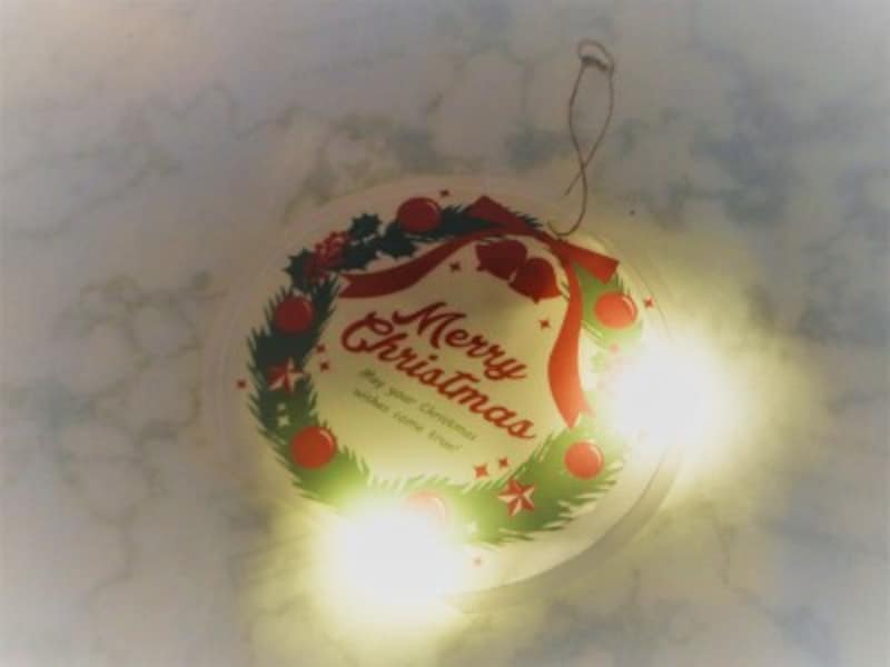 セリア・壁掛けLEDペーパーライト（リース）柔らかな光を放ちます。