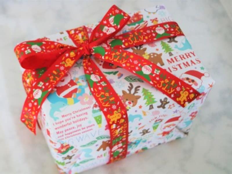 キャンドゥ・ロールペーパー（ バカンスサンタ） 子どもへのプレゼントは必ず包装紙で包みましょう。