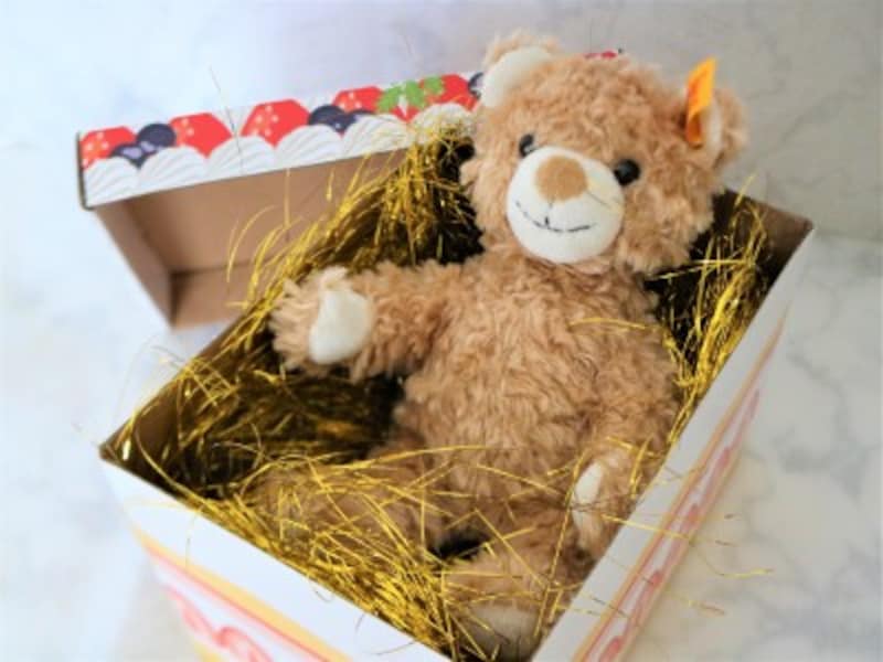 キャンドゥ・メタリックパッキン アルミ キラキラの緩衝材でプレゼントが豪華に見えます。