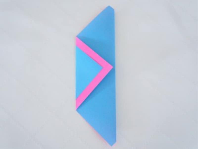 裏返して頂角が底辺に合うように半分に折ります。