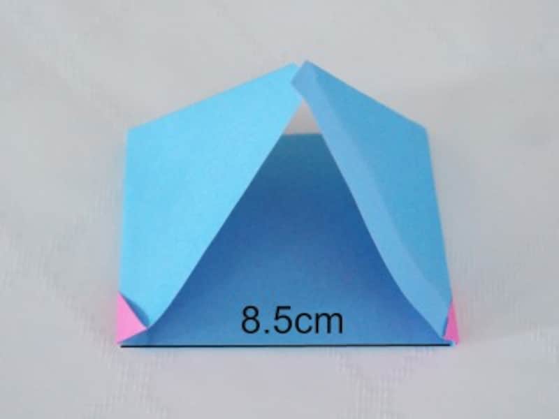 裏返し両端を内側に折ります。