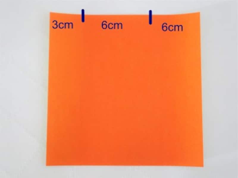 折り紙を三等分にして折ります。