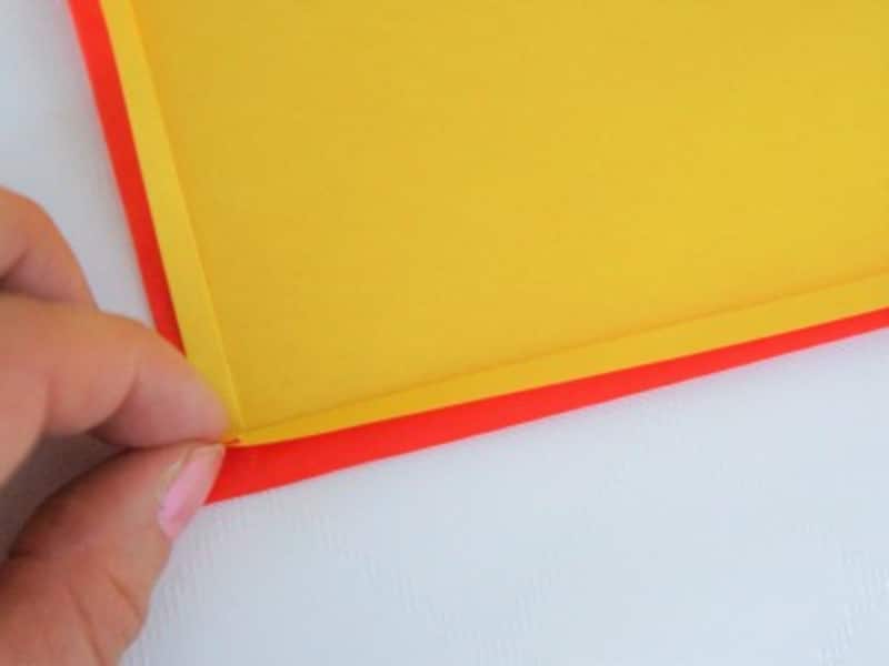 隣の辺も同じように2cm折ってから1cm折り返します。