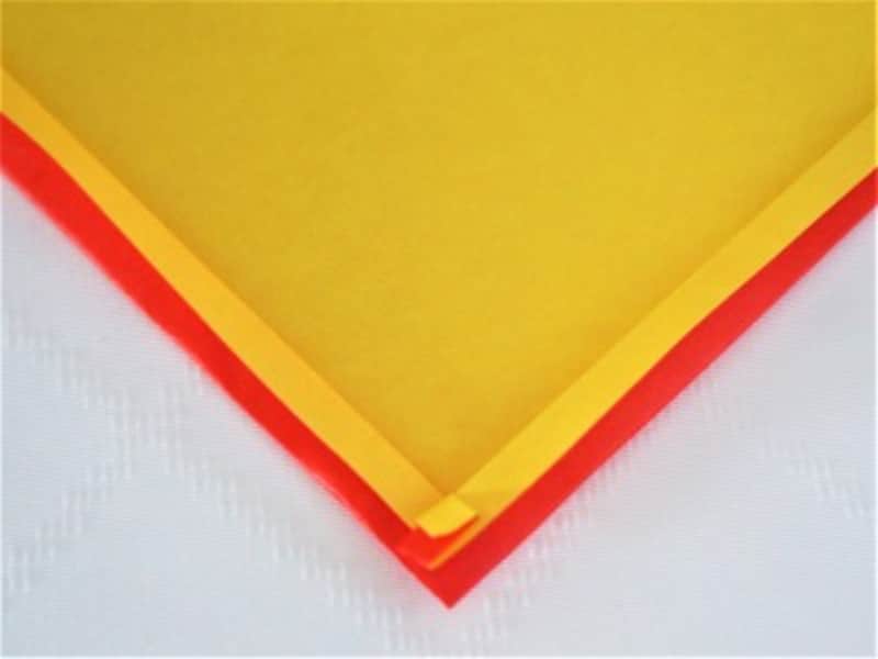 折り紙の角が着物の衿のような形になります。