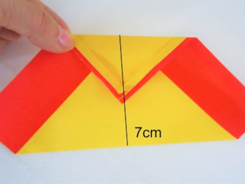折り紙の下部を7cm折り上げます。