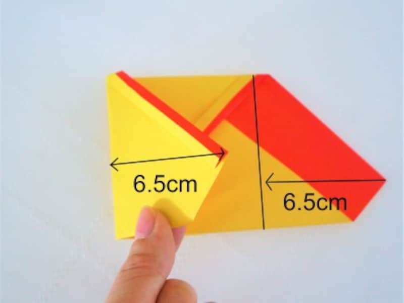 折り紙の左右の紙を中心に向かって6.5cm折ります。