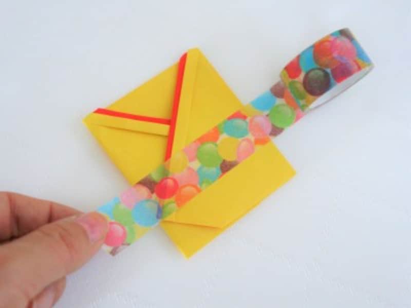 帯状に切った紙かマスキングテープを巻きます。