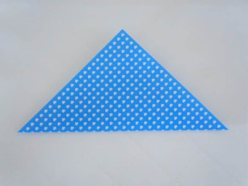 折り紙を三角に折ります。