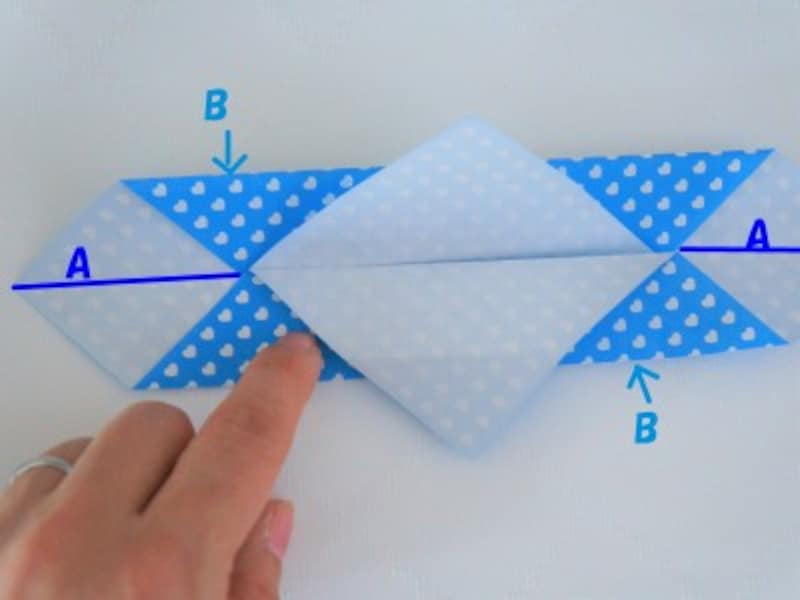 反対側も同じように折ります。