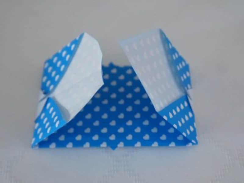 折り紙を裏返し両端を中心に向かって折ります。