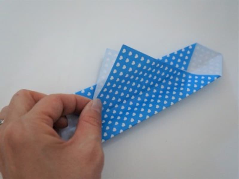 下の三角を上の三角に重ねます。