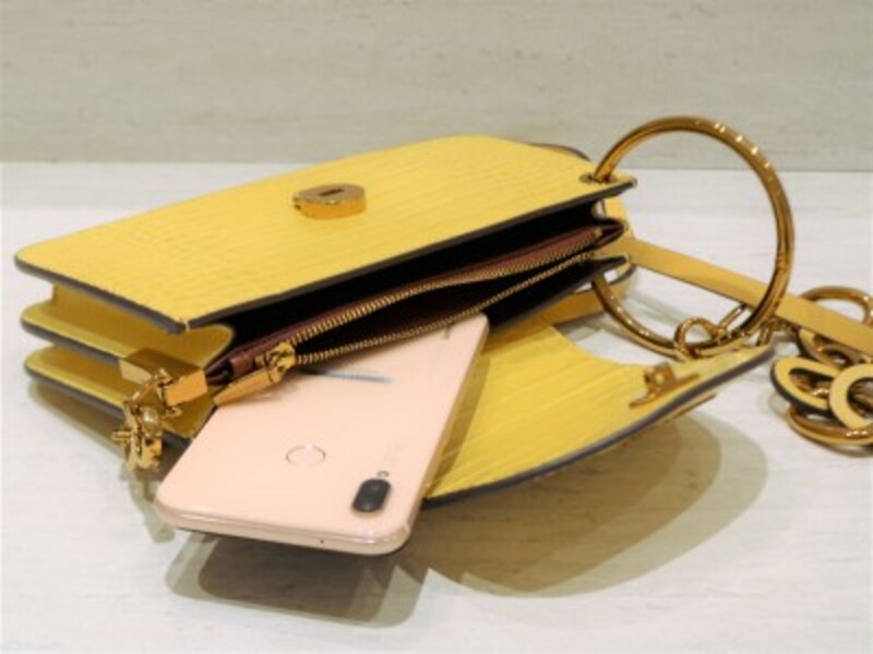 中央にファスナー付きコインスペース、両サイドにはスマートフォンやパスポートまで入る実用性の高いデザインです。