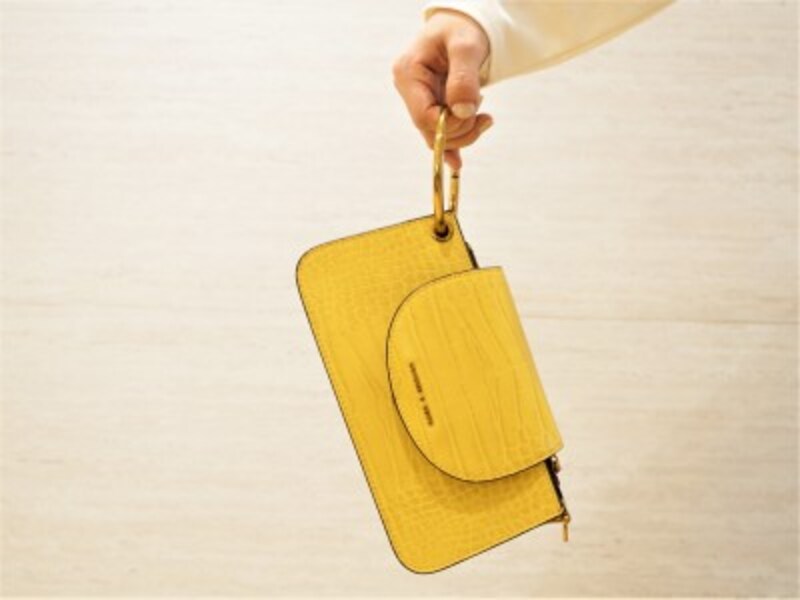 チェーンベルトを外せはハンドバッグに、リングを外せばクラッチバッグとしても使えます。