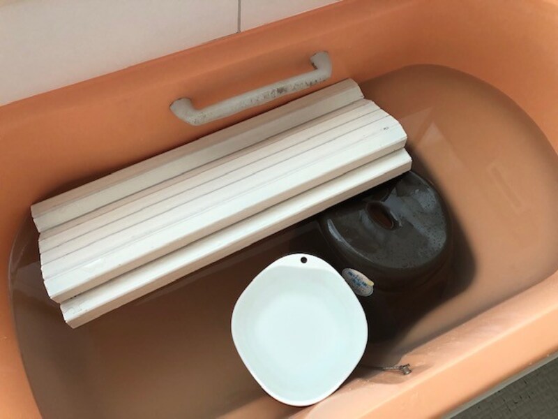お風呂の残りに洗浄剤を入れて、洗面器や椅子などをつけておくだけ。