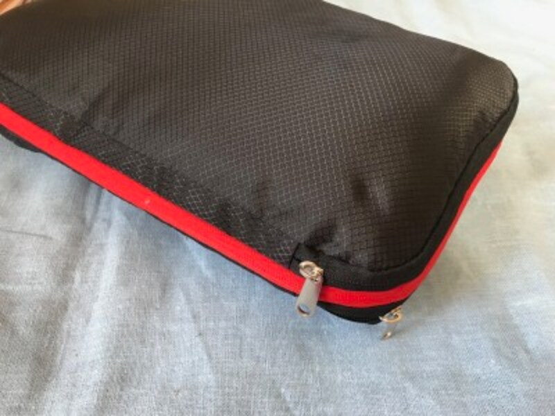 ファスナーを閉じるだけで圧縮できるトラベルポーチ