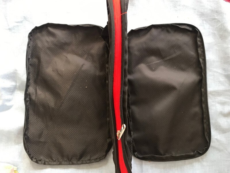 ２面に分かれている圧縮トラベルポーチ