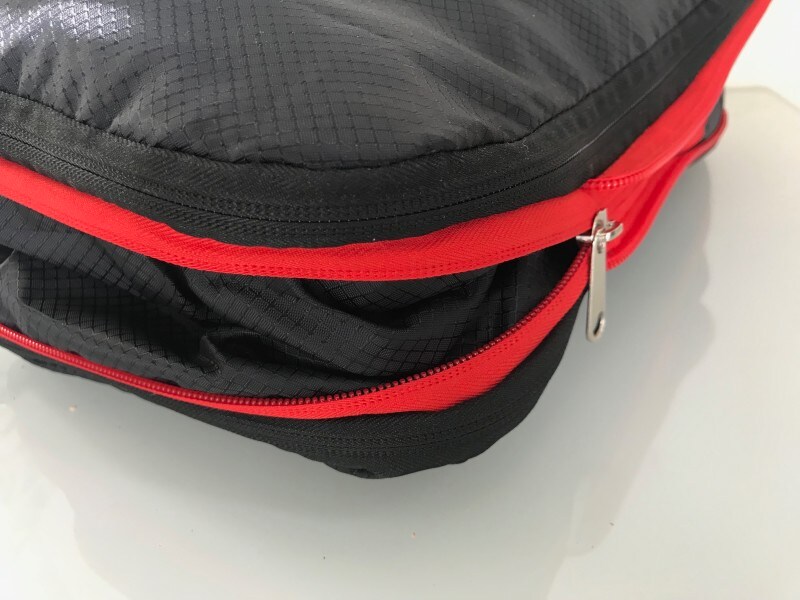 圧縮トラベルポーチの中央のファスナーを閉じて完成