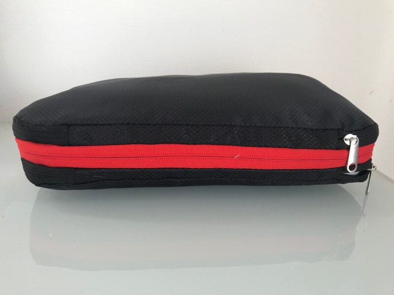 圧縮されたトラベルポーチ