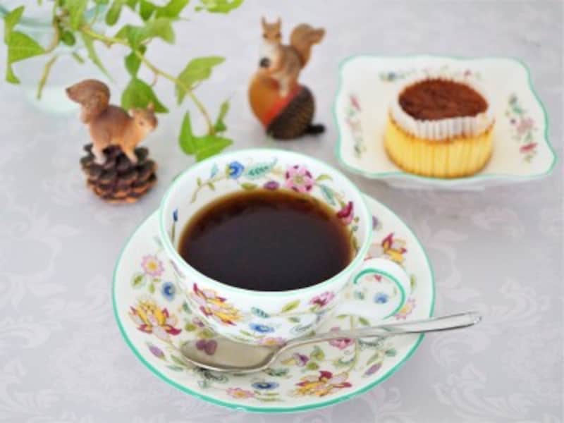 濃密なコクと苦みのあるコーヒーには人気のバスク風チーズケーキが合います。