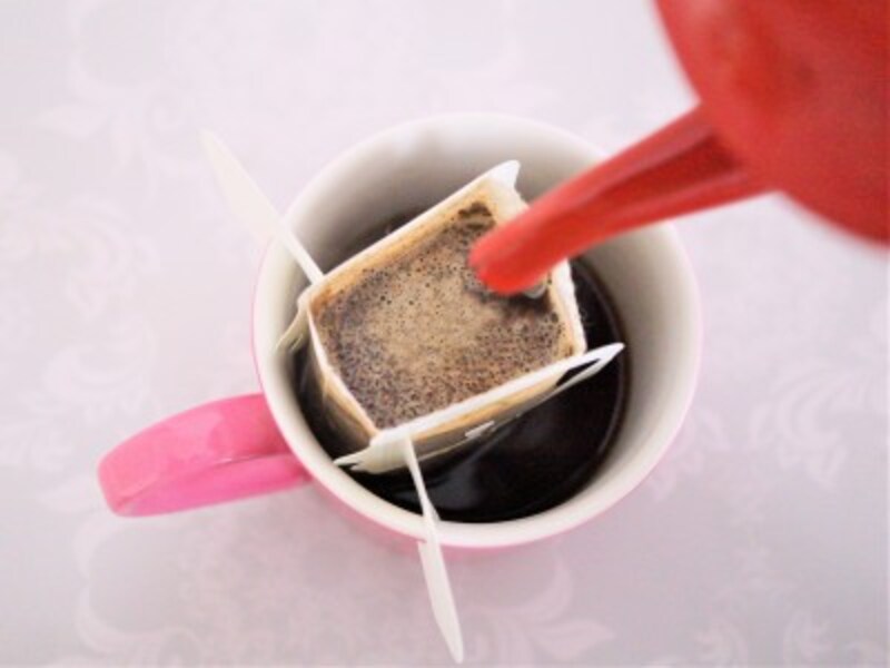 ドリップバッグコーヒーを美味しく淹れるコツはドリップバッグにお湯を注ぎ20秒間蒸らすことです。