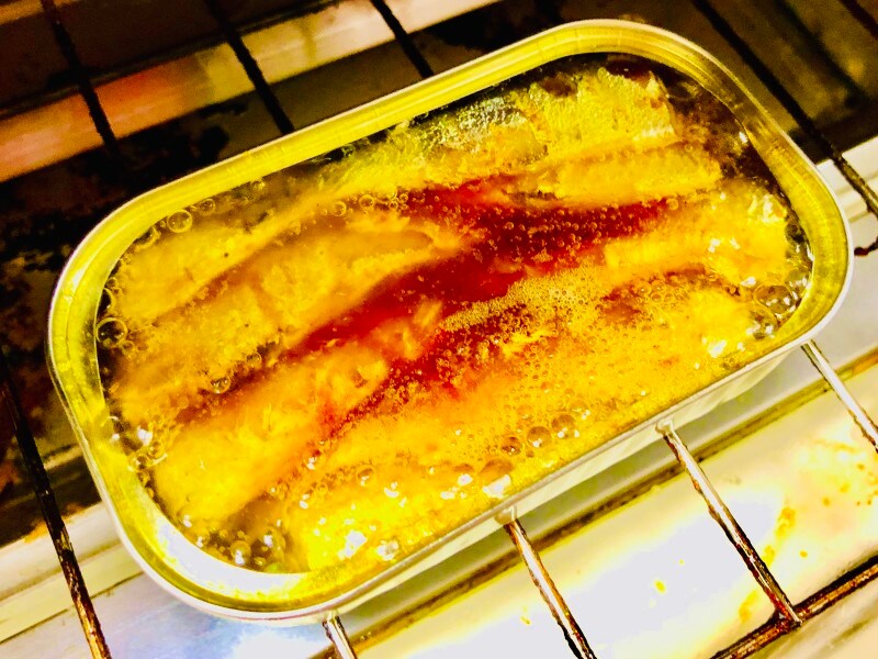 缶ごとオーブントースター温めて。オリーブオイルがグツグツ、いい香り！