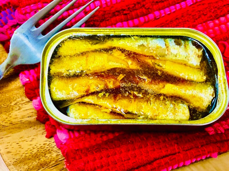 カレー粉アヒージョ。イワシとカレーは相性抜群。アツアツを缶ごと食卓へ！