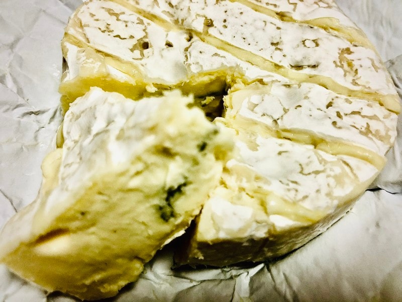 皮は薄め。カマンベール包まれたブルーチーズが程よい。アクセントに。