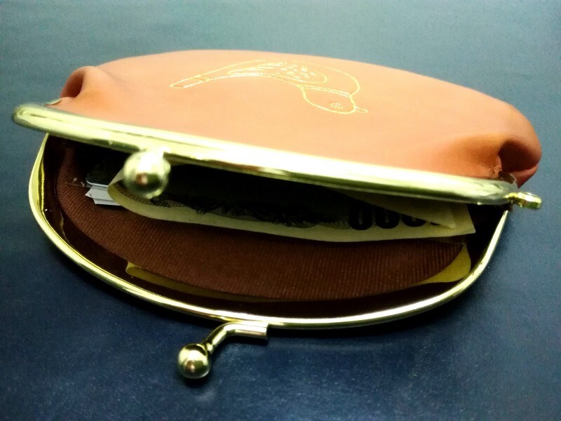 お札は二つ折りにして入れることができます