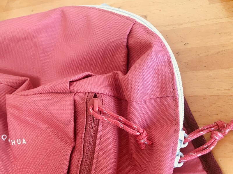 3cmくらいのひも付きで開け閉めしやすい