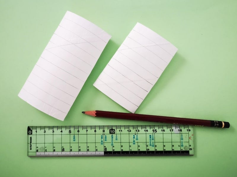 ペーパー芯に鉛筆で10ミリ間隔に線を引いたところ