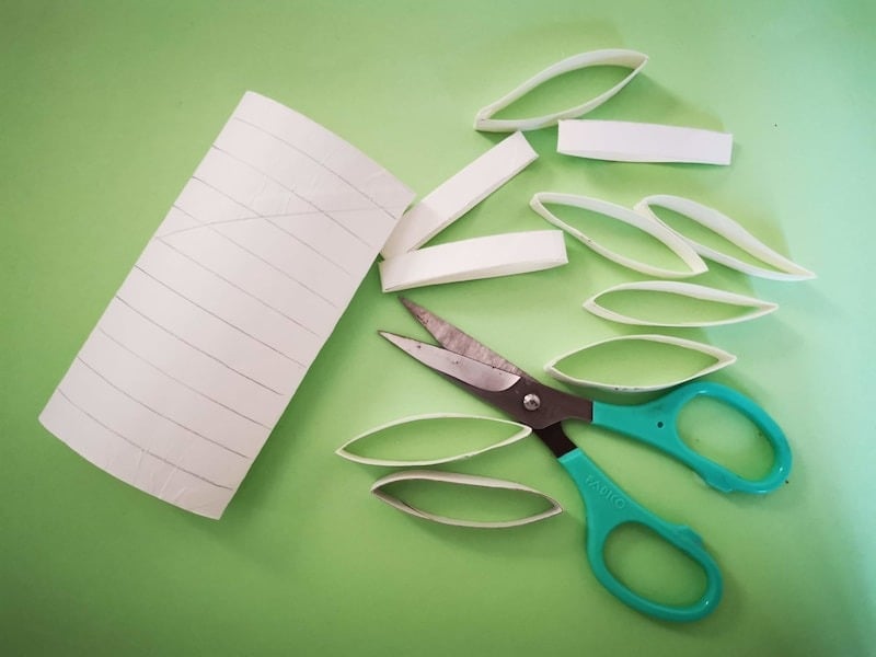 線に沿ってペーパー芯を切ります