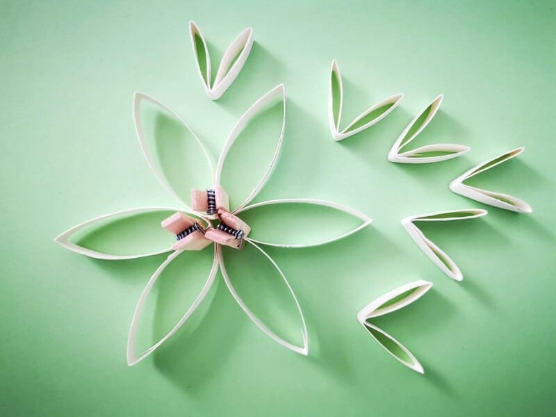 6ピースはそのまま、6ピースは2つに折って貼っていきます