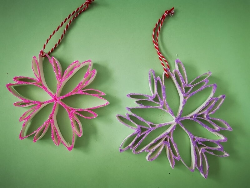 ボンドが乾いたらひもをつけてできあがり！スパンコールもくっつけると華やかさがアップしますね！