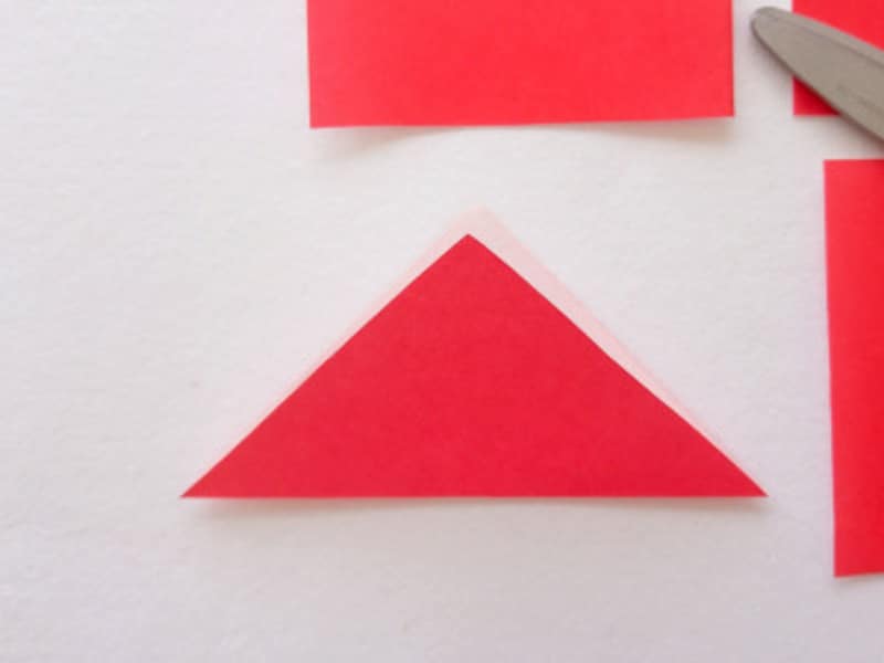 お正月飾り手作り 折り紙だるましめ飾り作り方 折り紙を四等分しその1枚を三角に折る