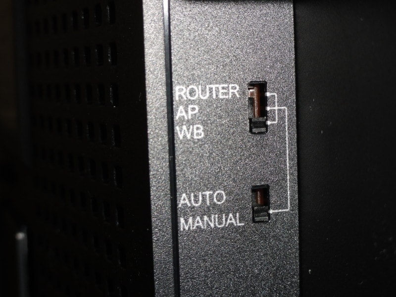 Buffaloの無線LANルータは、MANUALとWBにスライドスイッチを設定すると中継器となる。