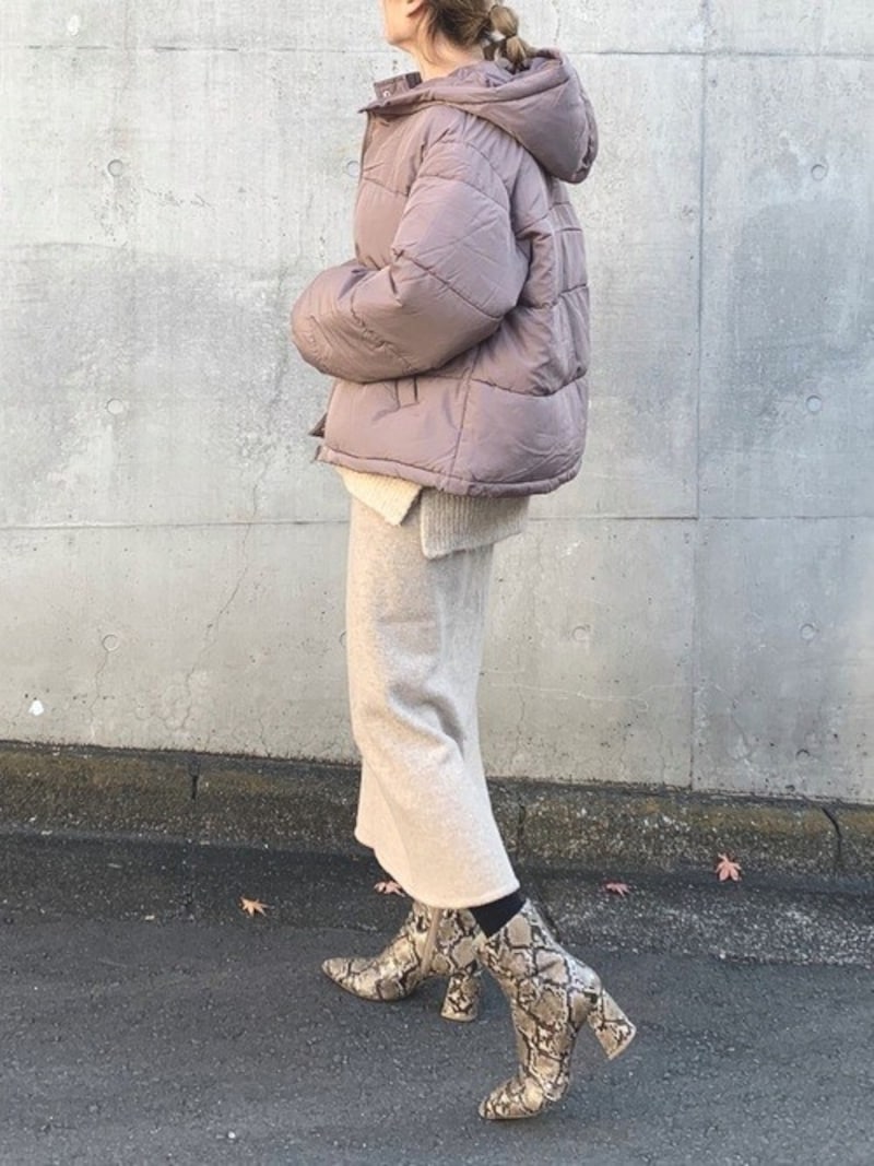 ダウンジャケットもニュアンスカラーで女性らしい雰囲気に　出典：WEAR