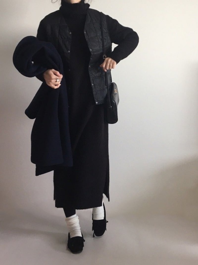 同系色でも質感が違うので、十分アクセントにもなります　出典：WEAR