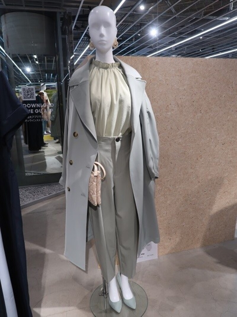 ワントーンで揃えた軽やかなきれいめスタイリングも　