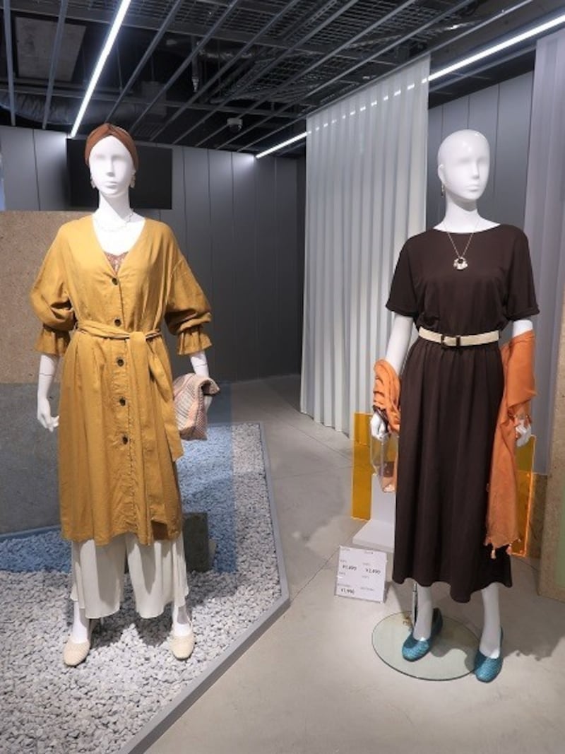 毎年人気のワンピースは、重ね着やベルトなどアレンジを楽しむのもおすすめ