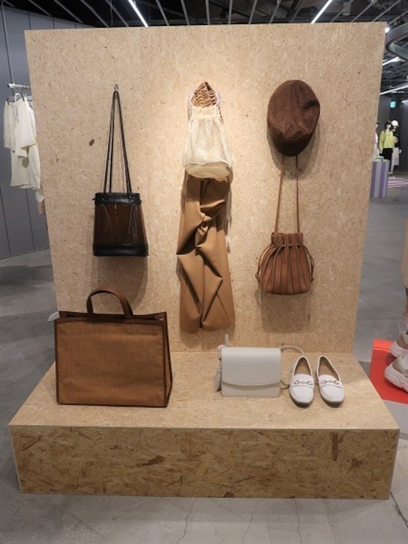 抜け感を足してくれる、軽やかなバッグも揃います