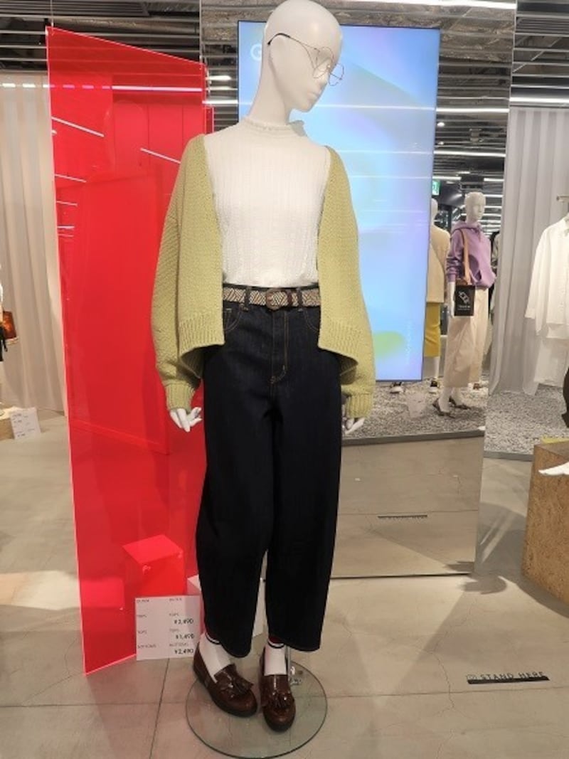 少し丸みがあって裾に向かって細くなるコクーンデニムが登場