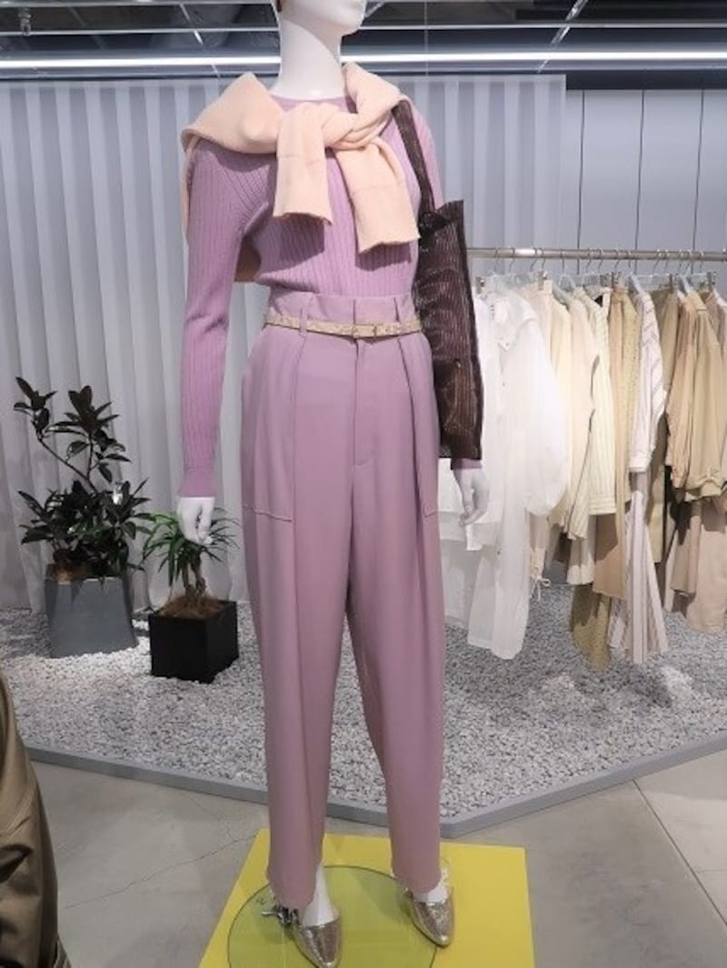 きれいめコーデもくすみピンクで春らしく華やかに