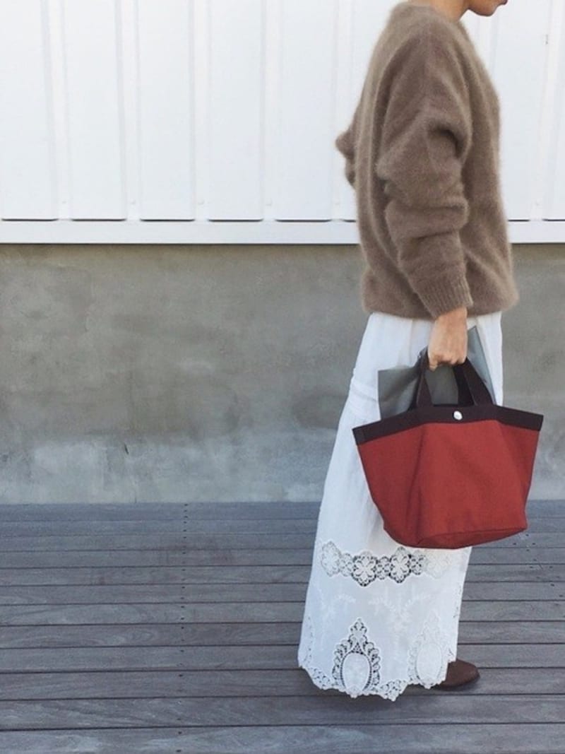 ゆったりしたニットは今年らしいアイテムなので、ワンピからかぶるだけでOK　出典：WEAR