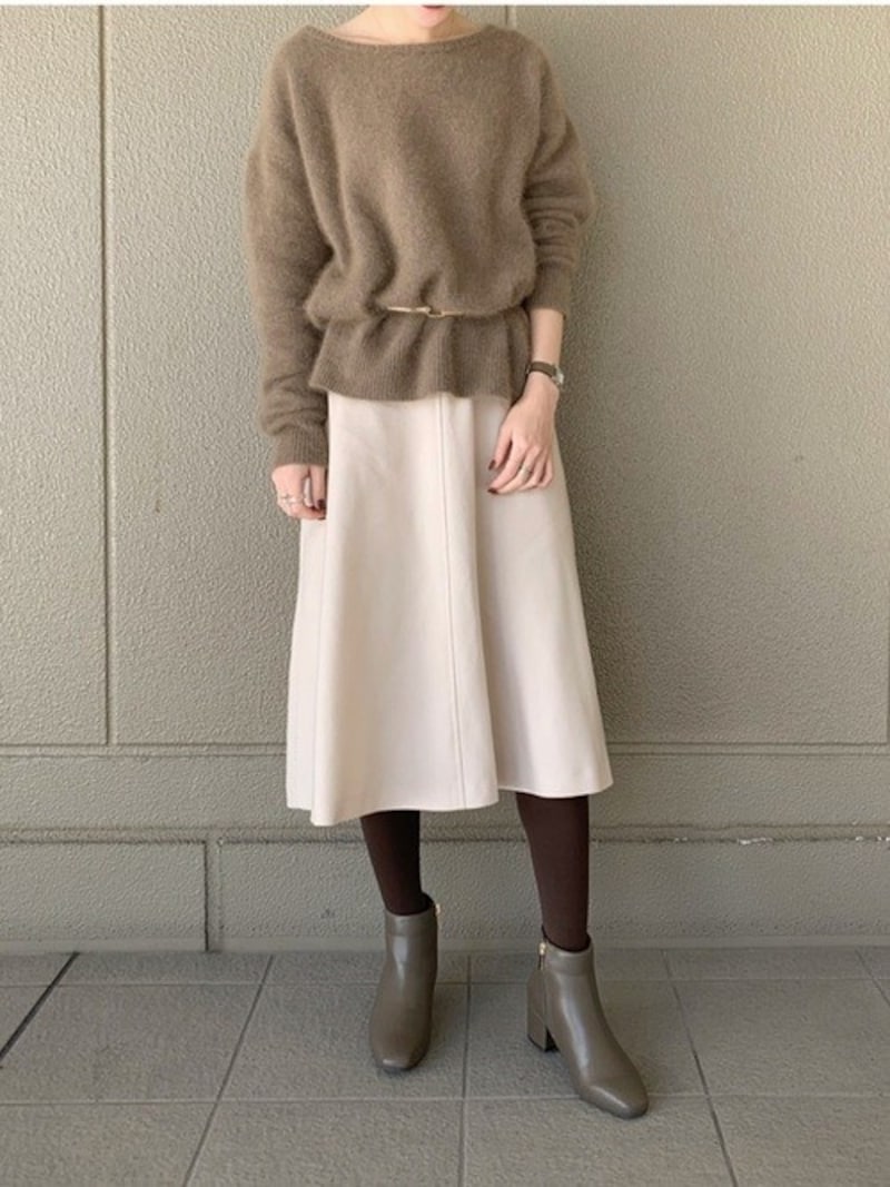 黒スカートを合わせるところをあえて白にしてみると華やぎます　出典：WEAR