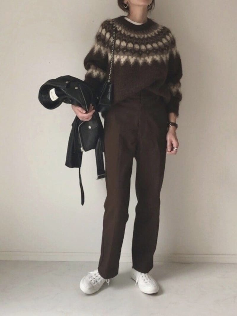 上下ともにダークカラーならクリーンな白のスニーカーが効きます　出典：WEAR