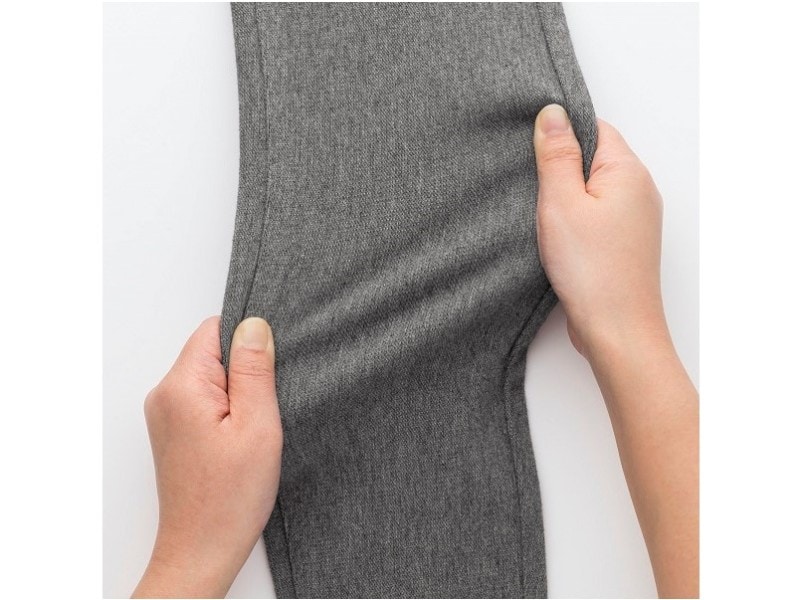 左右に、縦横にしっかり伸びるストレッチが履き心地のよさの秘密!