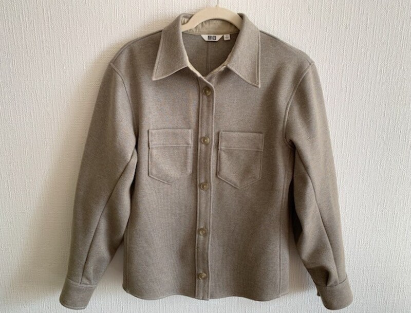 コットン100％のジャージー素材なのでコートの中にも着られます